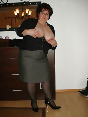 Granny slut show pink lips xxx pictures